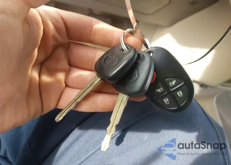 2014 Toyota Sienna Le V6 8 Passenger z USA, uszkodzony, nr VIN 5TDKK3DC4ES491220